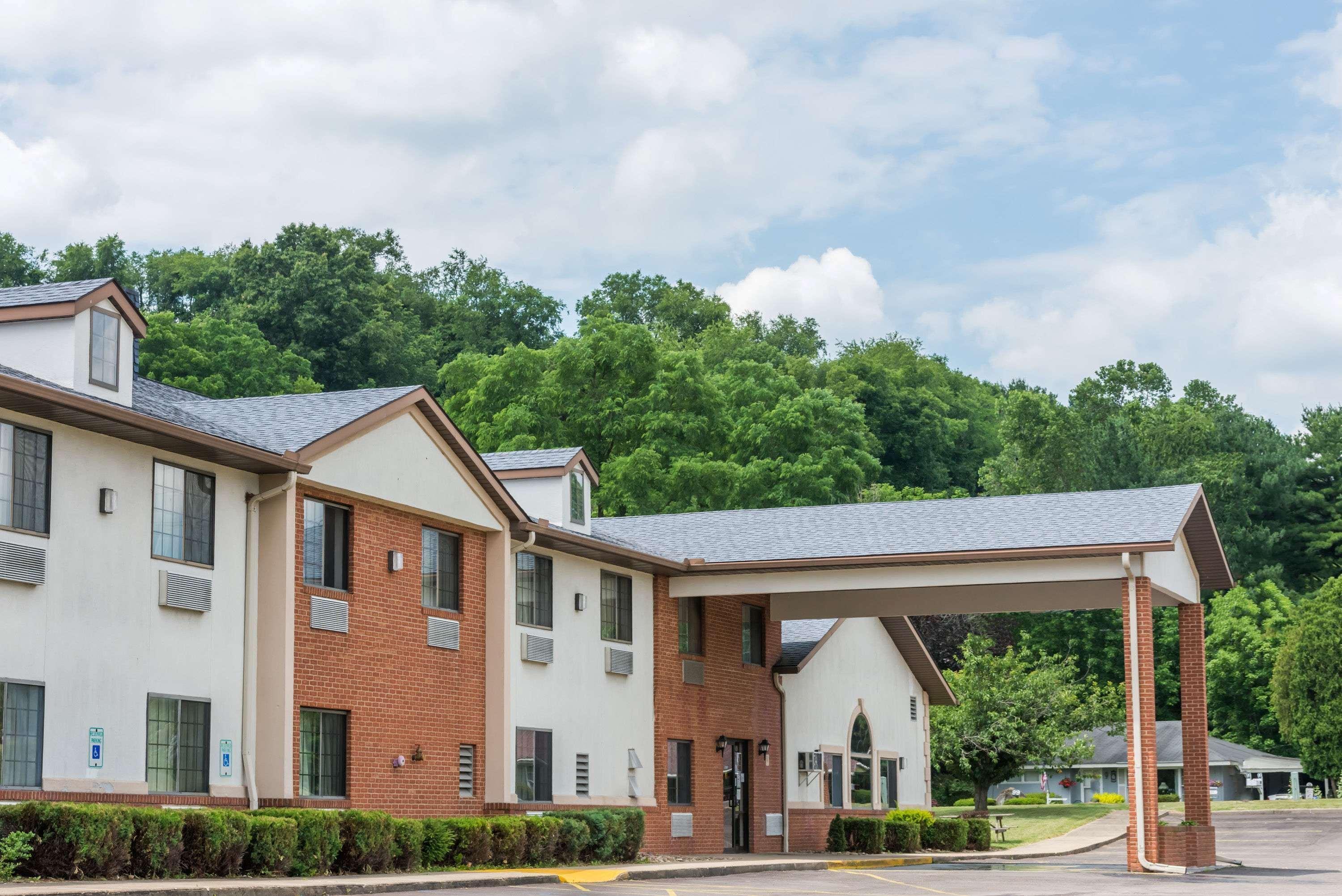 Super 8 By Wyndham Coshocton Roscoe Village Exterior photo